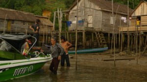 Coming home: An indigenous man unloads his belongings from a small boat in Sekatak district, Bulungan regency. (JP/Prodita Sabarini)