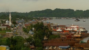 Panorama: A view of the East Kalimantan town of Samarinda and the Mahakam river, taken from Lipan Hill. (JP/Prodita Sabarini)