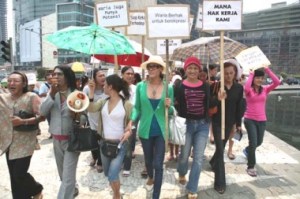 Action time: Dozens of waria who are members of a solidarity network gather for a protest at Hotel Indonesia’s traffic circle. JP/Arief Suhardiman