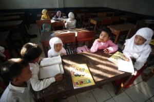 From the beginning: Children study in groups at an elementary school in Jakarta. Proselytizing in Indonesia’s public schools is on the rise, recent studies have shown. JP/J. Adiguna