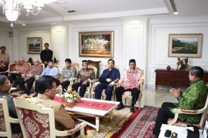 Welcome back: President Susilo Bambang Yudhoyono (right) receives five of the 12 Indonesian volunteers who were deported by the Israeli government after boarding the “Freedom Flotilla” en route for Gaza, at the Presidential Office. Courtesy of the Presidential Palace/Abror Rizki 