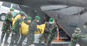 Going home: Soldiers carry the body of one of the victims of an ambush at Sentani airport, Feb. 24. Authorities said the military wing of the Free Papua Movement (OPM) attacked soldiers and civilians in Sinak in Puncak regency and Tingginambut, Puncak Jaya regency. Eight soldiers and four civilians died in the attack. (Antara/Anang Budiono)