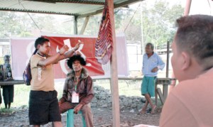 Look who I voted for: A woman in Woma district, Jayawijaya regency, holds her ballot up before placing it in a noken (traditional Papuan woven bag) in the January gubernatorial elections. (Antara/Rico)
