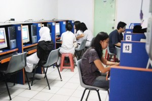 Visitors surf the web at an Internet cafe. (JP/Wendra Ajistyatama)