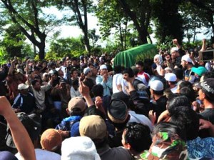 Addressing the real problem: Supporters shout “God is Great” as they carry the body of militant Dulmatin in Petarukan village, Central Java. Besides gun downing the alleged terrorists, the government should consider implementing a deradicalization program involving former terrorist prisoners. JP/TARKO SUDIARNO