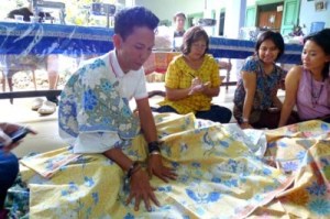 Not your ordinary request: Designer Edward Hutabarat (left) gives instructions to an attentive Liem Poo Hien, who is taking notes down about the batik Edo wants her to create for his latest collection.