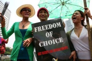 Solidarity rules: Three transvestites, also members of the Transgender Solidarity Network, commemorate the International Transgender Day, on Nov. 20, 2009.JP/Arief Suhardiman